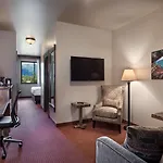 Glacier International Lodge