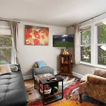 Charming And Cozy Private Home Walking Distance To Downtown