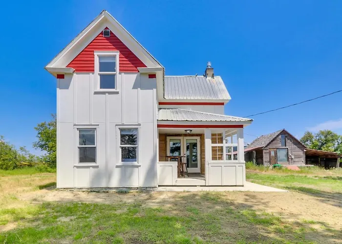 Remodeled Kalispell Farmhouse With Mountain Views