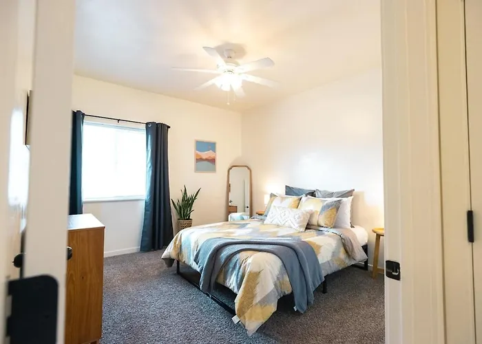 Peaceful Townhome Enclosed Garage Fast Wifi