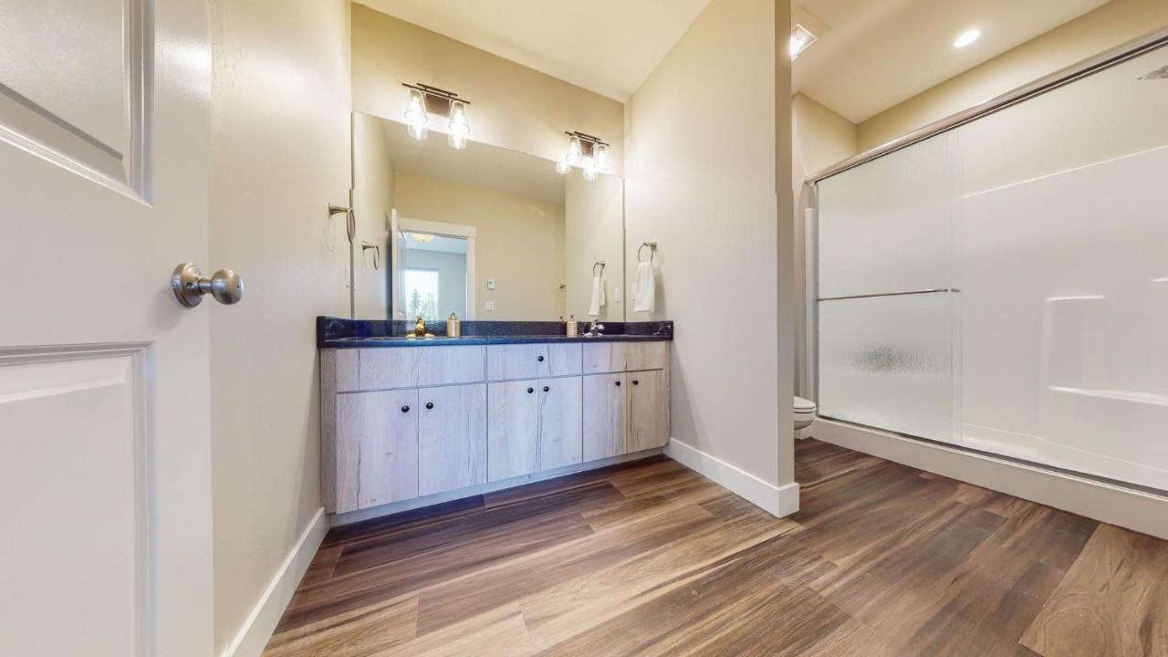 Scenic Mountain Views At Olympia Way-unit A