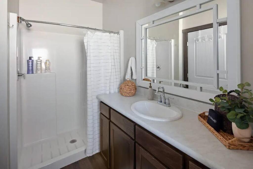 Modern Montana Getaway - The Comforts Of Home!
