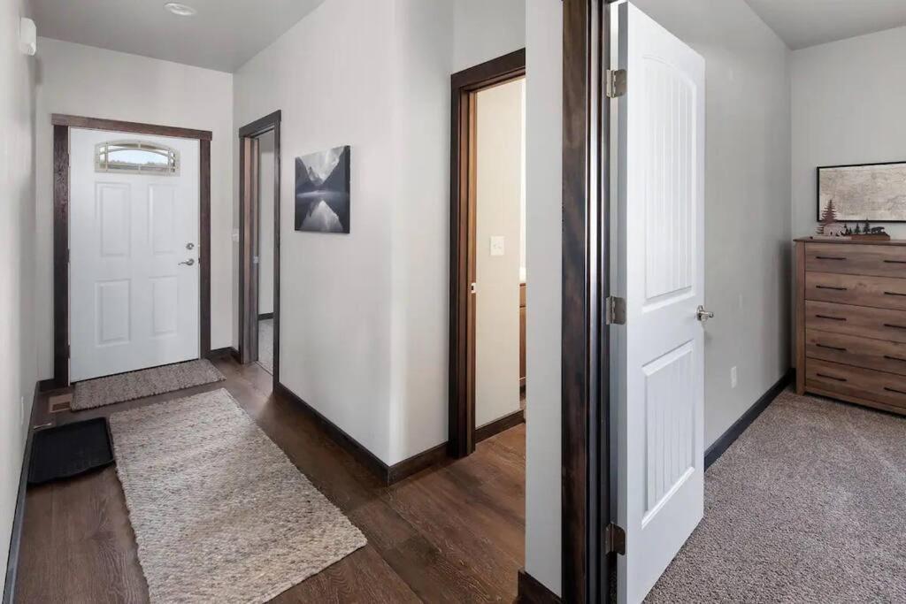 Modern Montana Getaway - The Comforts Of Home! Holiday home *