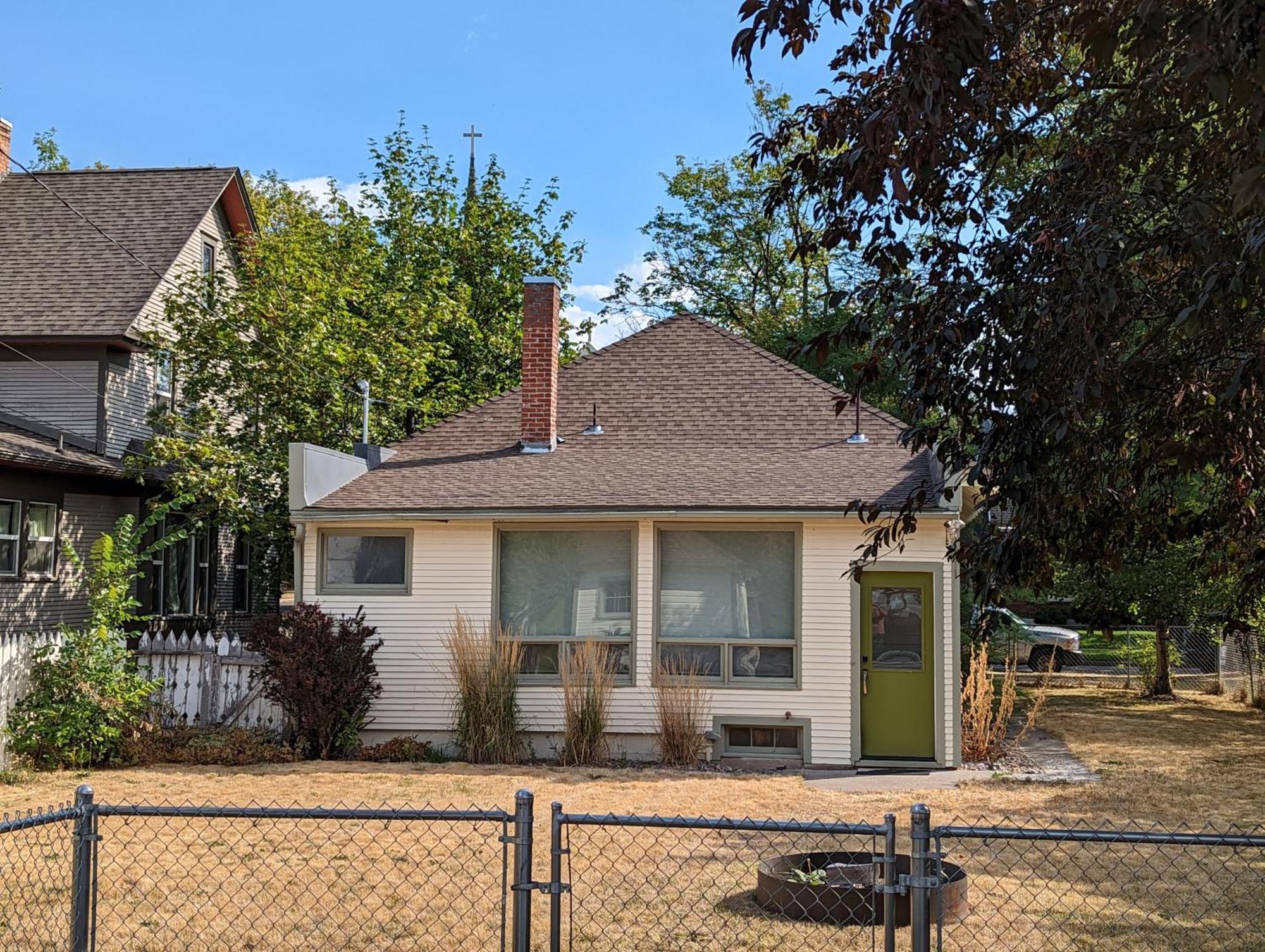 Updated Eastside Bungalow, Quiet Tree-lined Neighborhood, Walk To Downtown - 2 Bdrm *