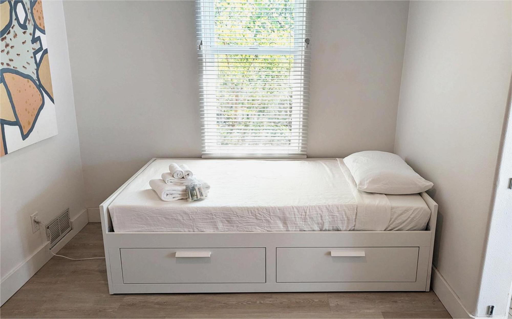 Updated Eastside Bungalow, Quiet Tree-lined Neighborhood, Walk To Downtown - 2 Bdrm Holiday home *
