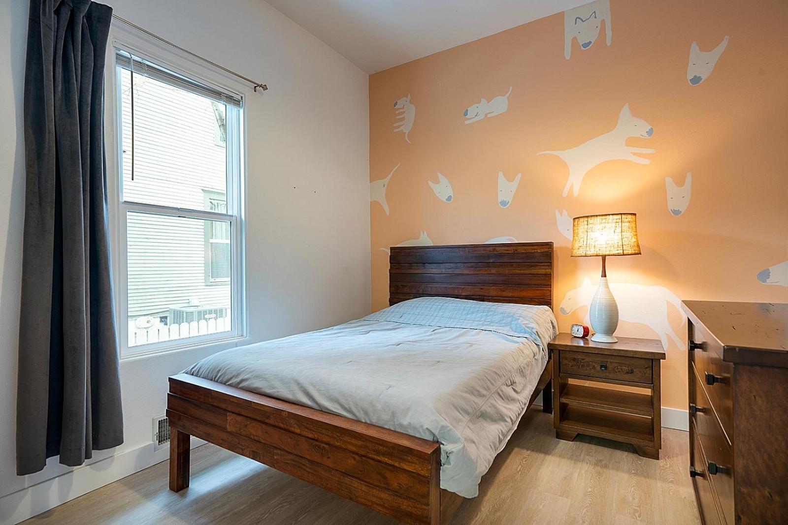 Holiday home Updated Eastside Bungalow, Quiet Tree-lined Neighborhood, Walk To Downtown - 2 Bdrm *