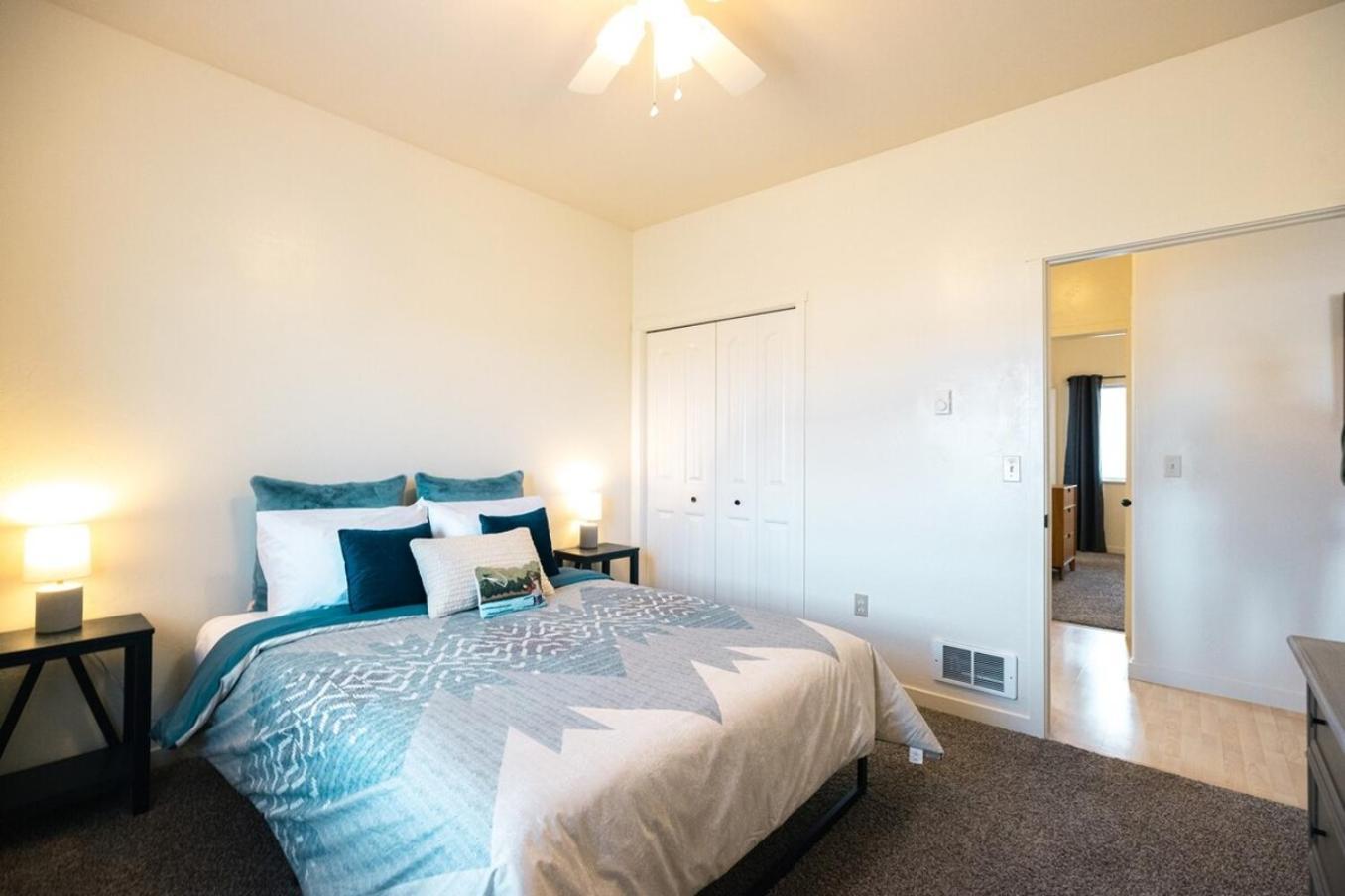 Holiday home Peaceful Townhome Enclosed Garage Fast Wifi *