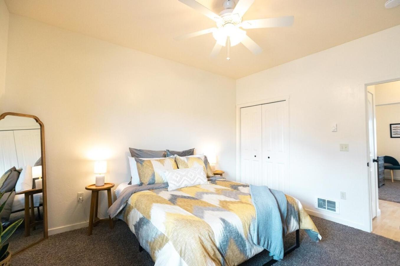 Peaceful Townhome Enclosed Garage Fast Wifi Holiday home Kalispell