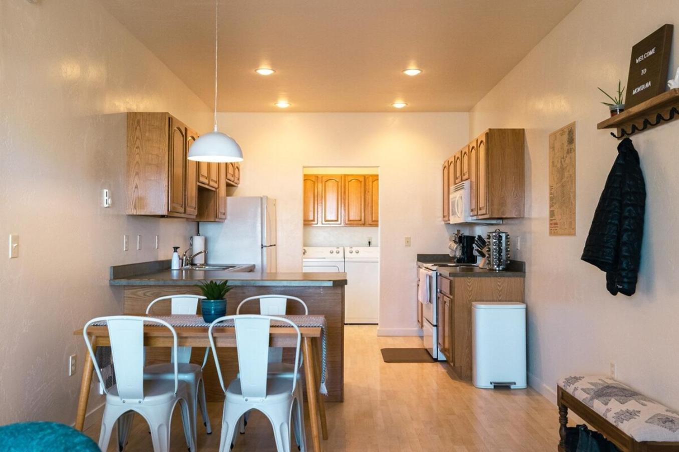 Peaceful Townhome Enclosed Garage Fast Wifi Holiday home *