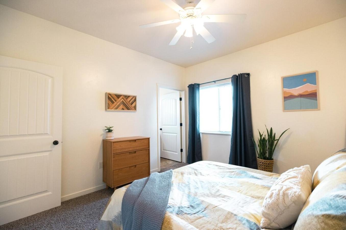 Peaceful Townhome Enclosed Garage Fast Wifi Holiday home Kalispell