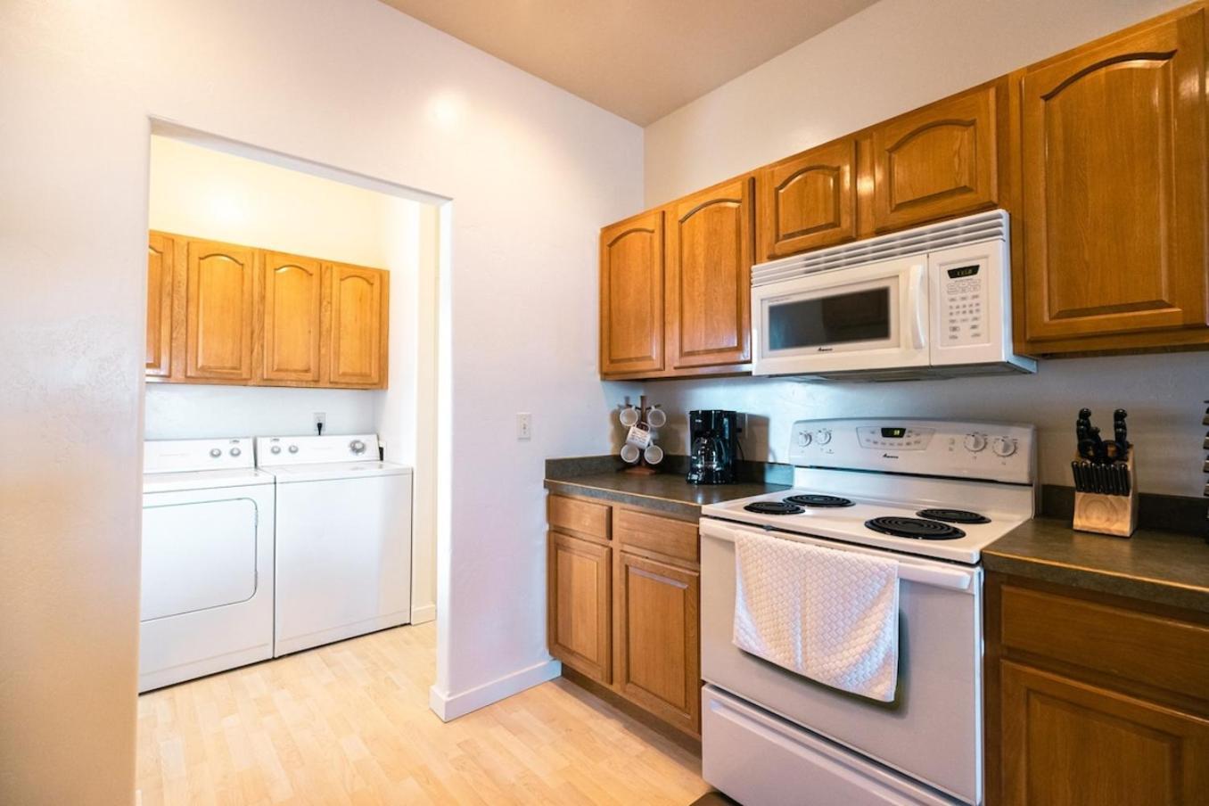 Peaceful Townhome Enclosed Garage Fast Wifi