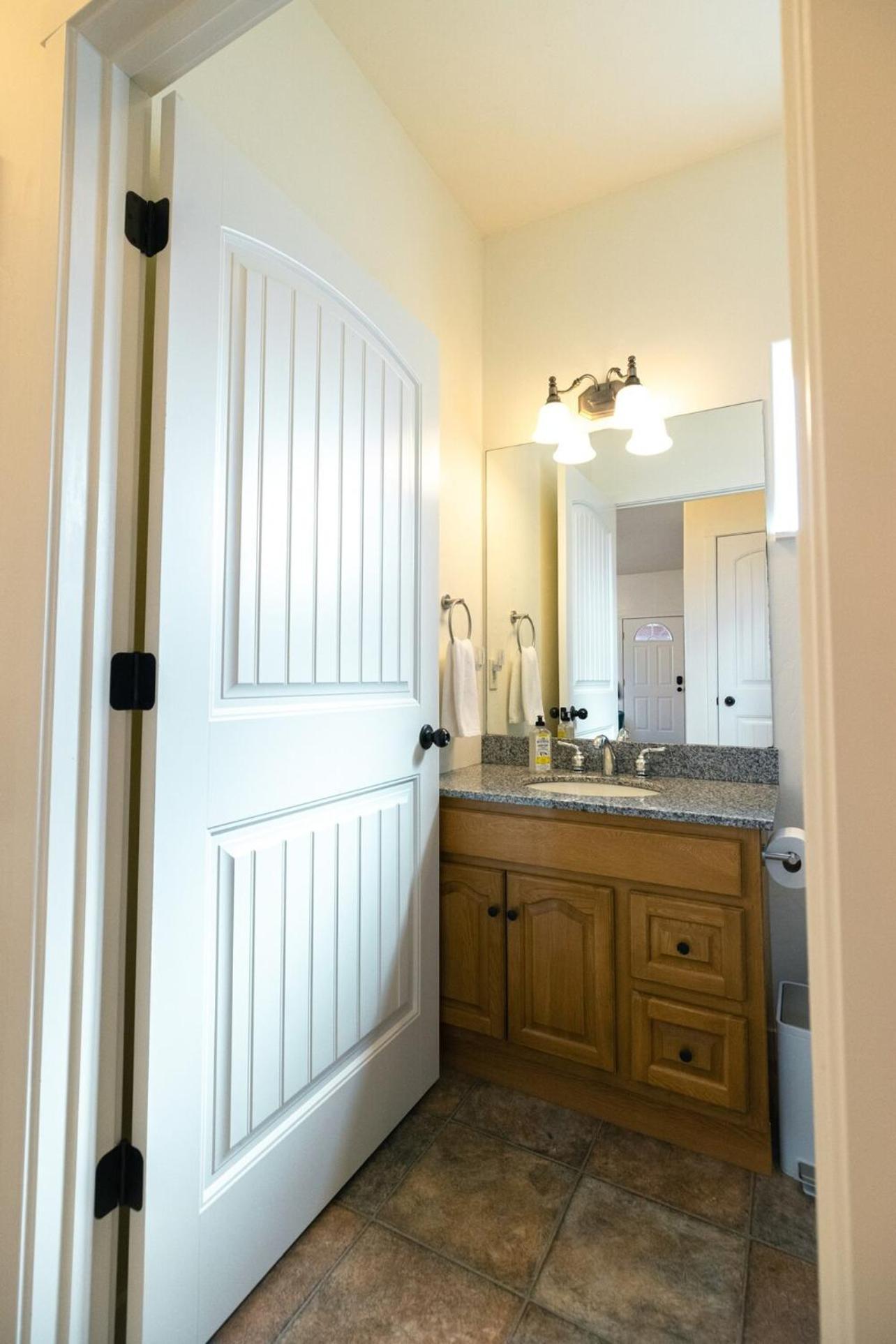 Peaceful Townhome Enclosed Garage Fast Wifi * Kalispell