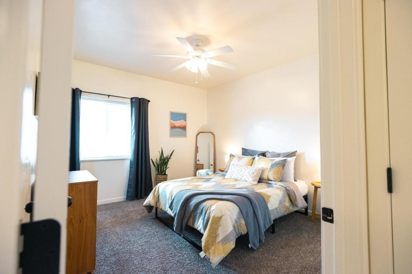 Peaceful Townhome Enclosed Garage Fast Wifi Holiday home