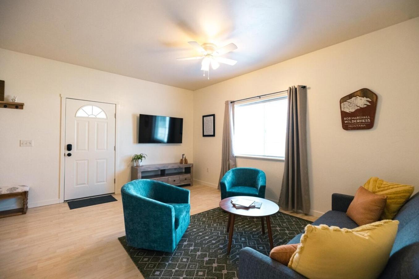 Holiday home Peaceful Townhome Enclosed Garage Fast Wifi *