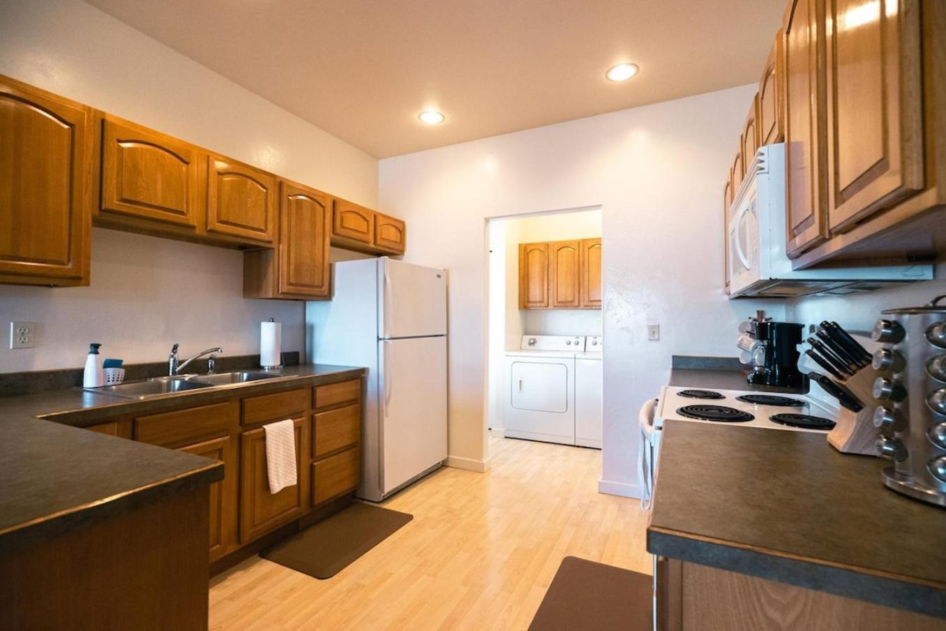 Peaceful Townhome Enclosed Garage Fast Wifi *
