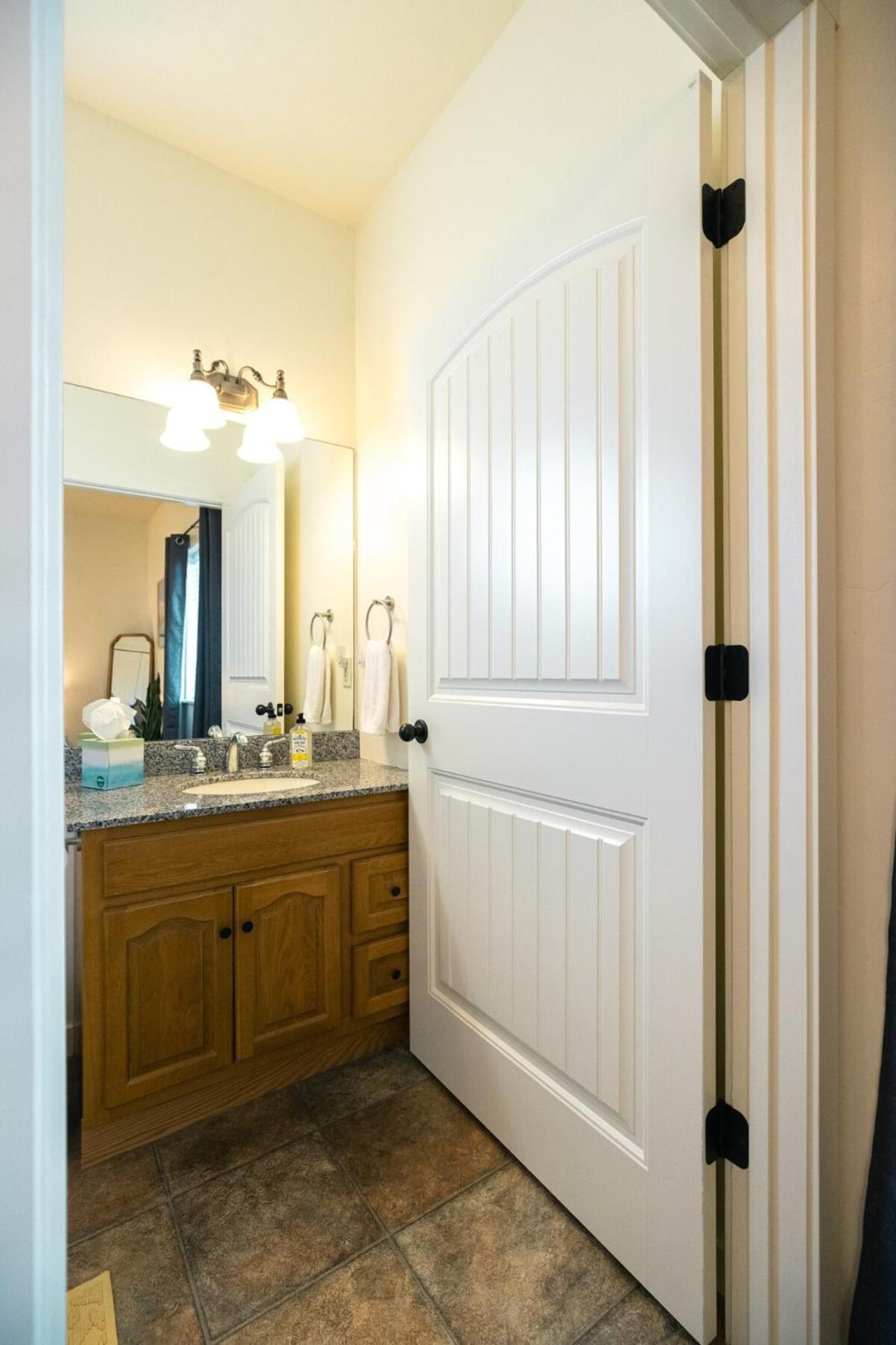 Holiday home Peaceful Townhome Enclosed Garage Fast Wifi