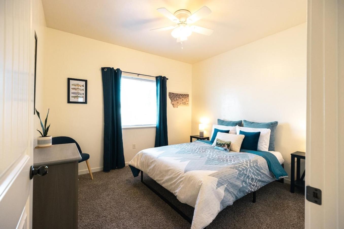 Peaceful Townhome Enclosed Garage Fast Wifi *