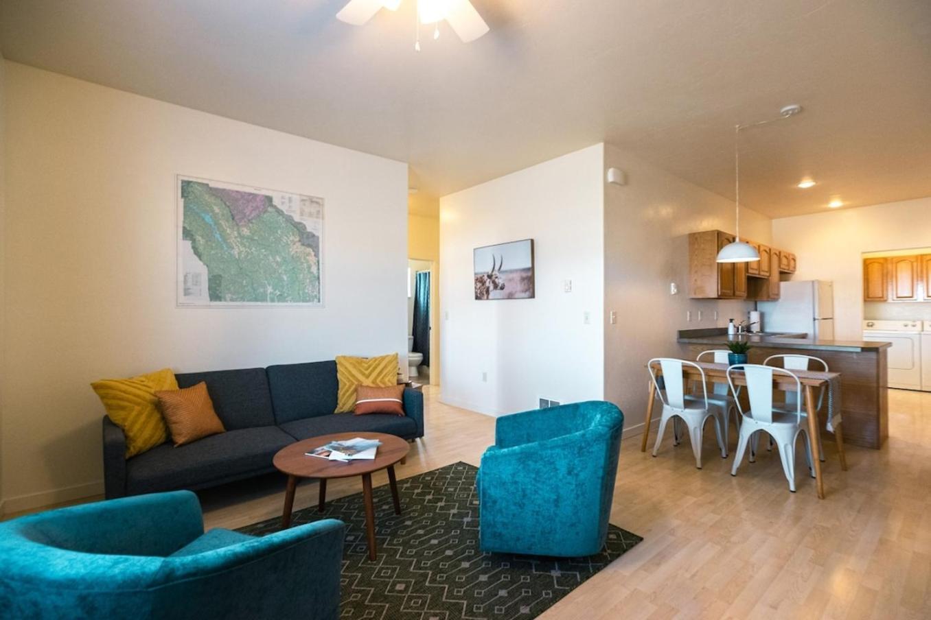 Peaceful Townhome Enclosed Garage Fast Wifi Holiday home