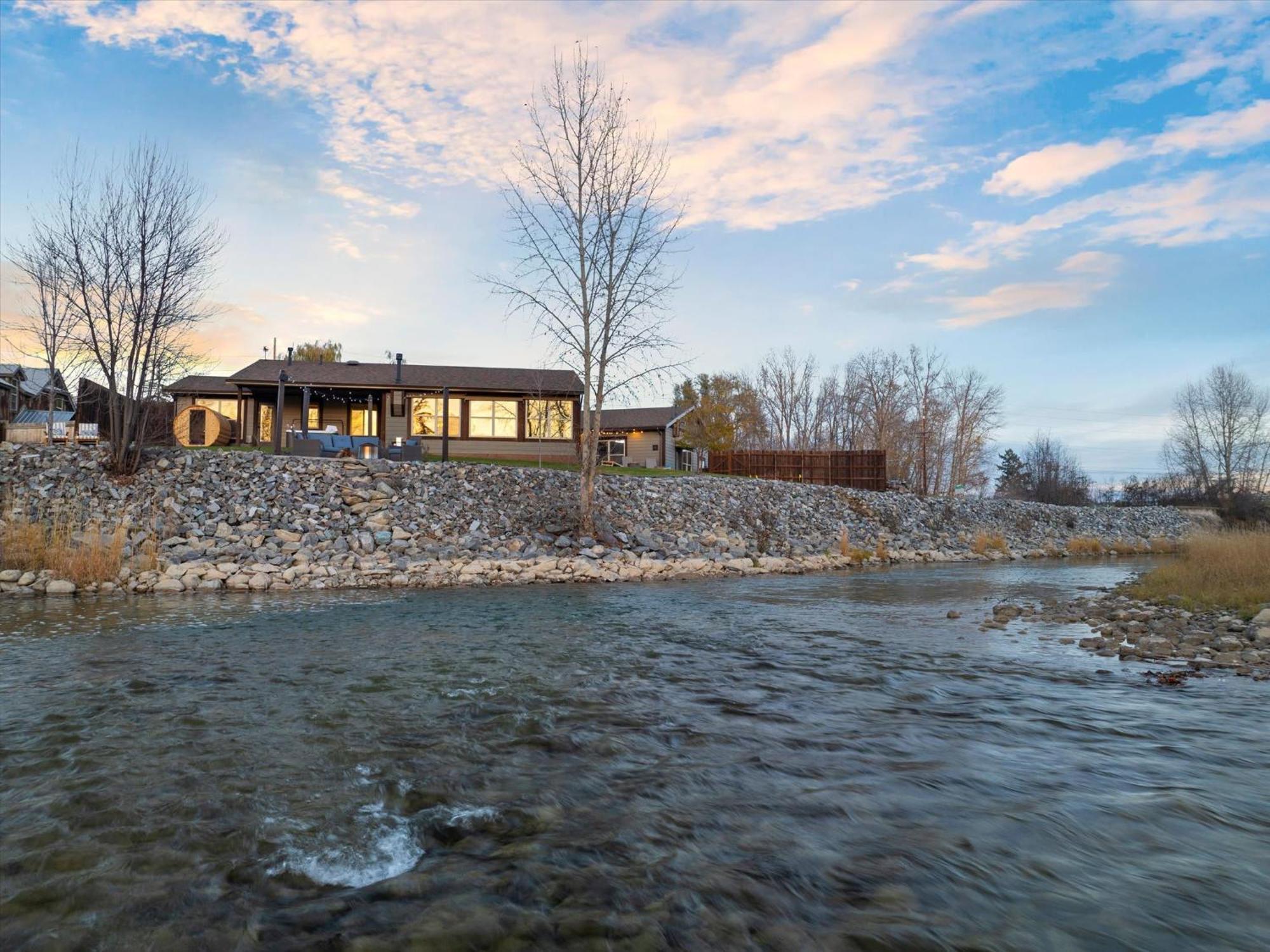 River's Edge Riverfront With Hot Tub Sauna & Game *