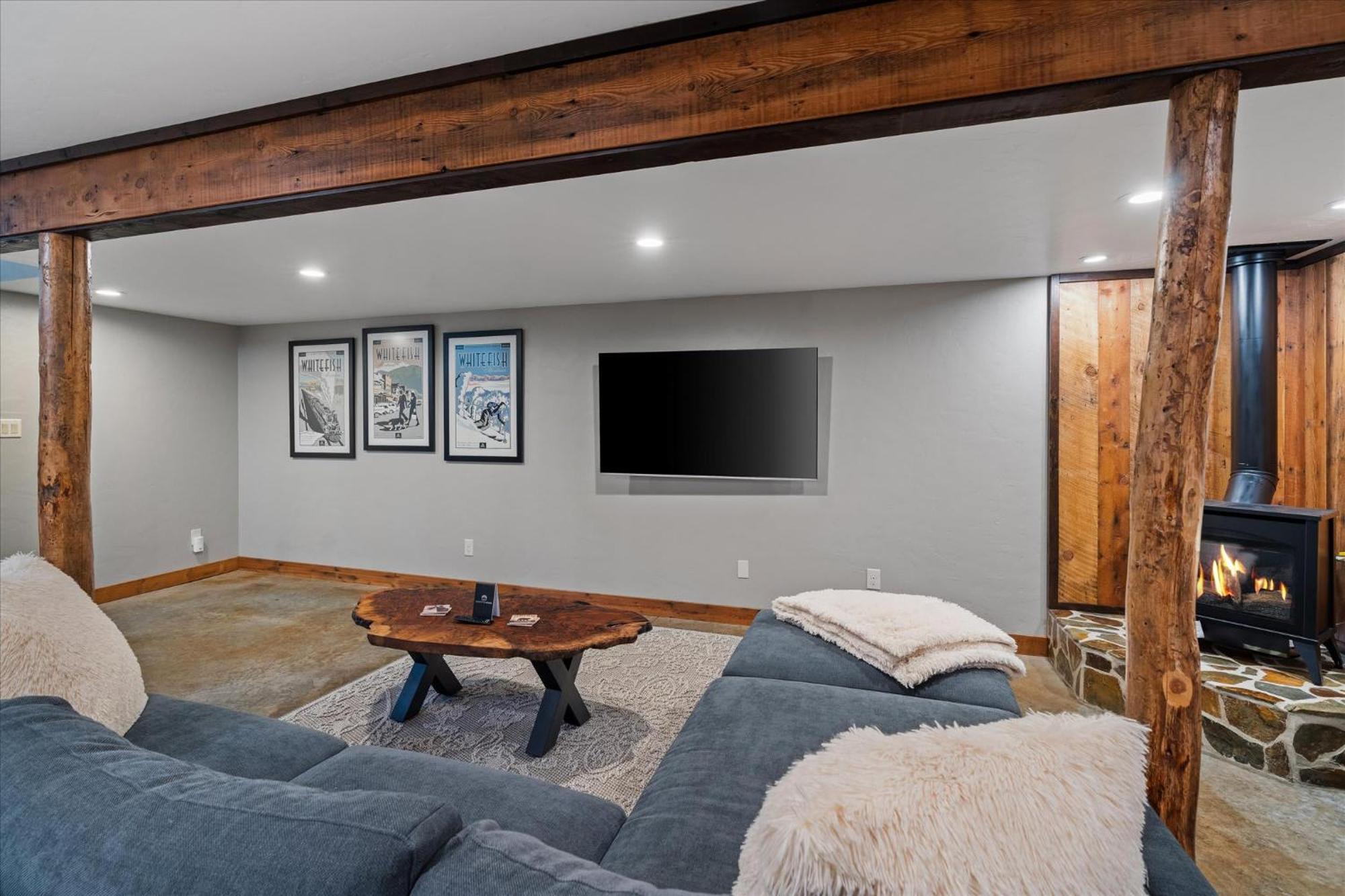 Holiday home River's Edge Riverfront With Hot Tub Sauna & Game