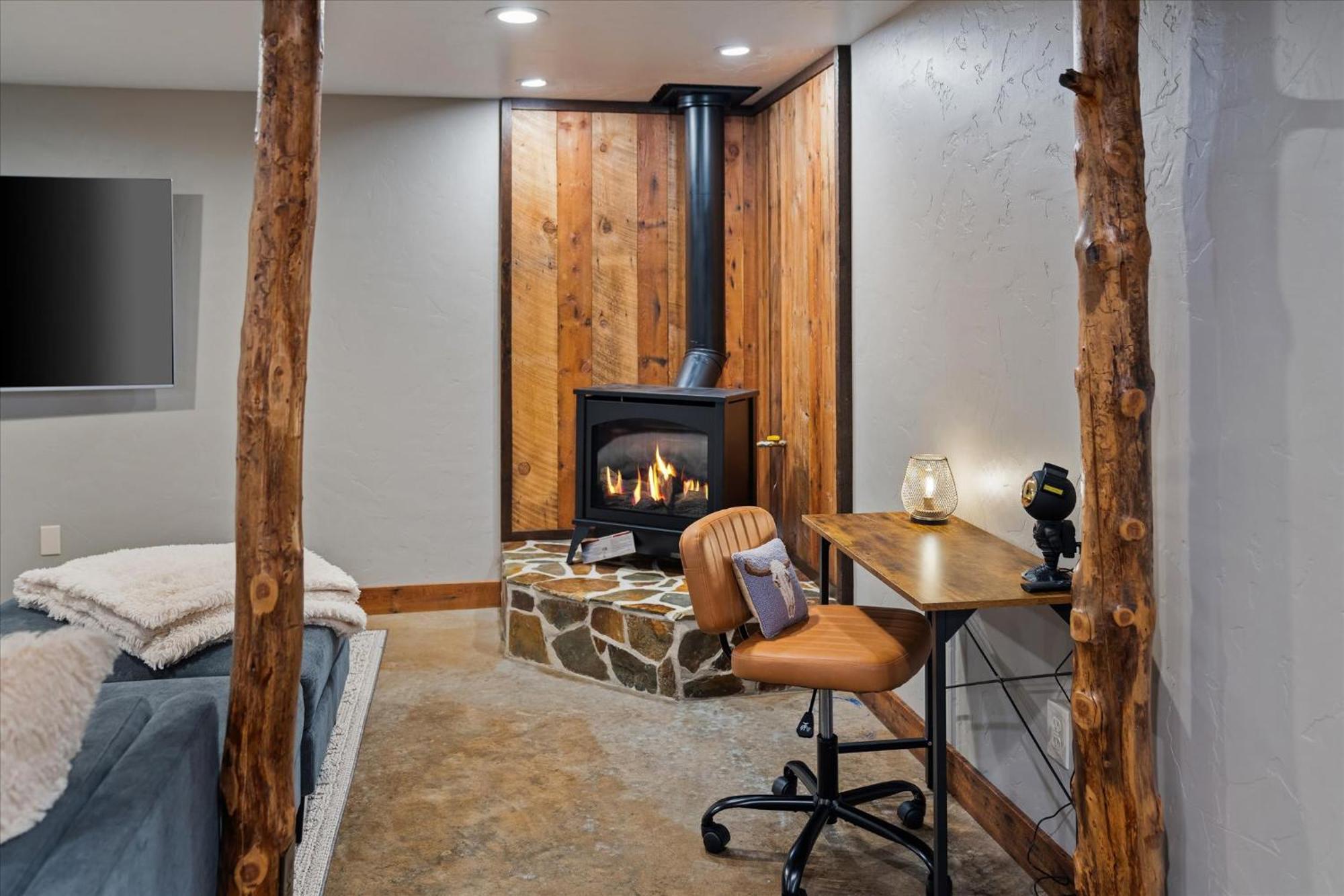 River's Edge Riverfront With Hot Tub Sauna & Game