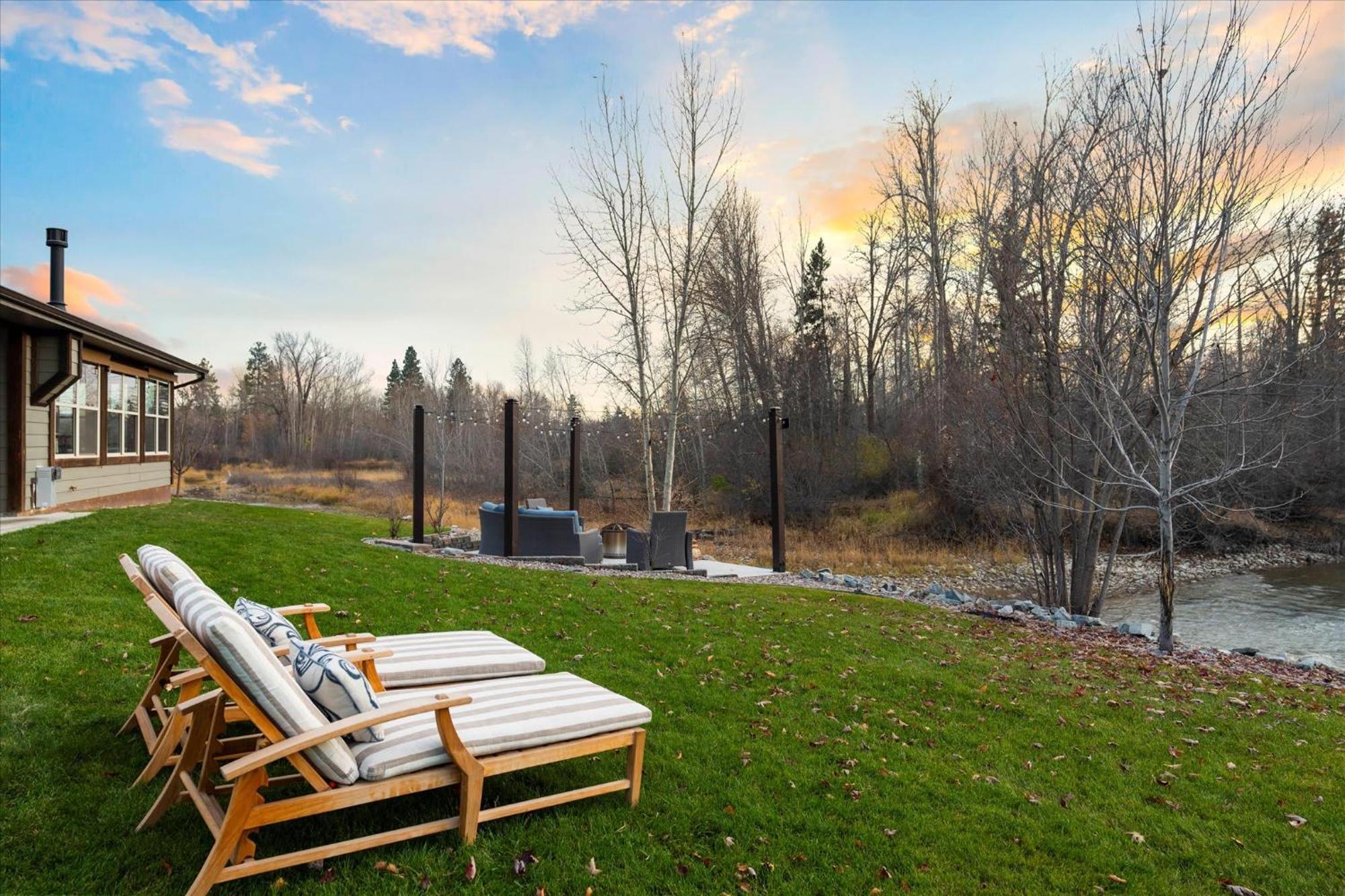 Holiday home River's Edge Riverfront With Hot Tub Sauna & Game *