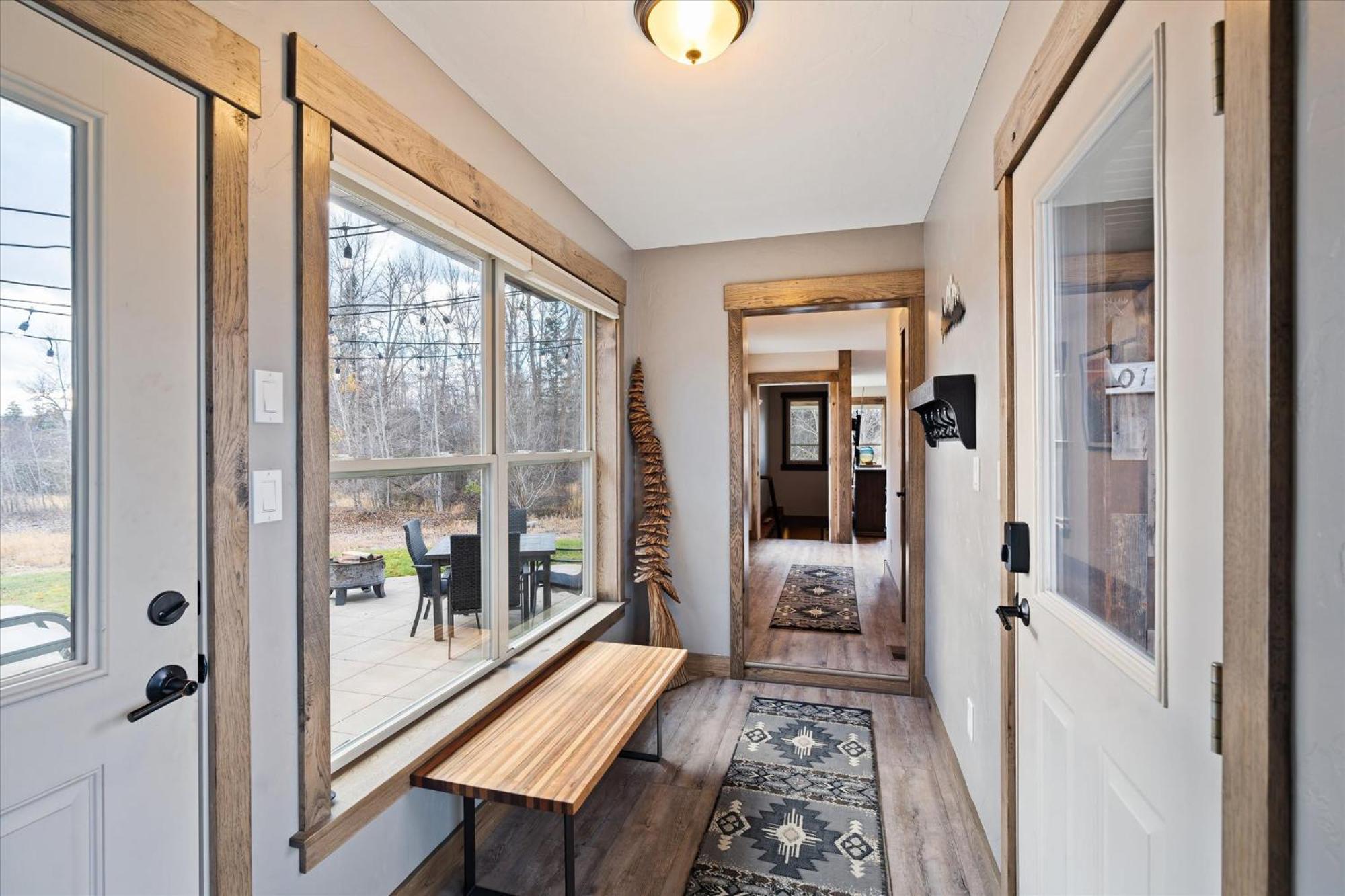 River's Edge Riverfront With Hot Tub Sauna & Game Holiday home Kalispell