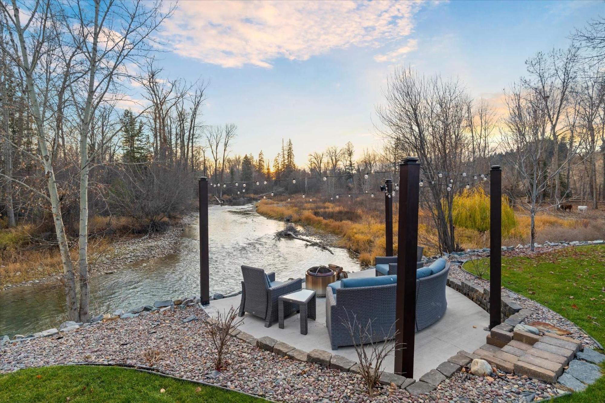 Holiday home River's Edge Riverfront With Hot Tub Sauna & Game Kalispell