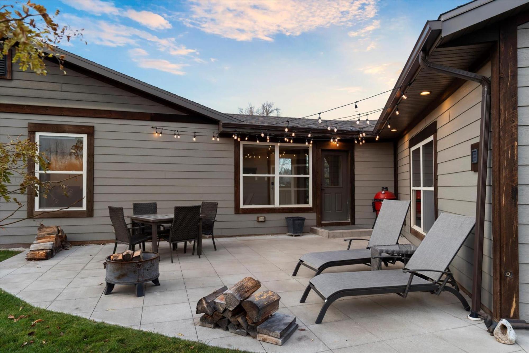 River's Edge Riverfront With Hot Tub Sauna & Game *