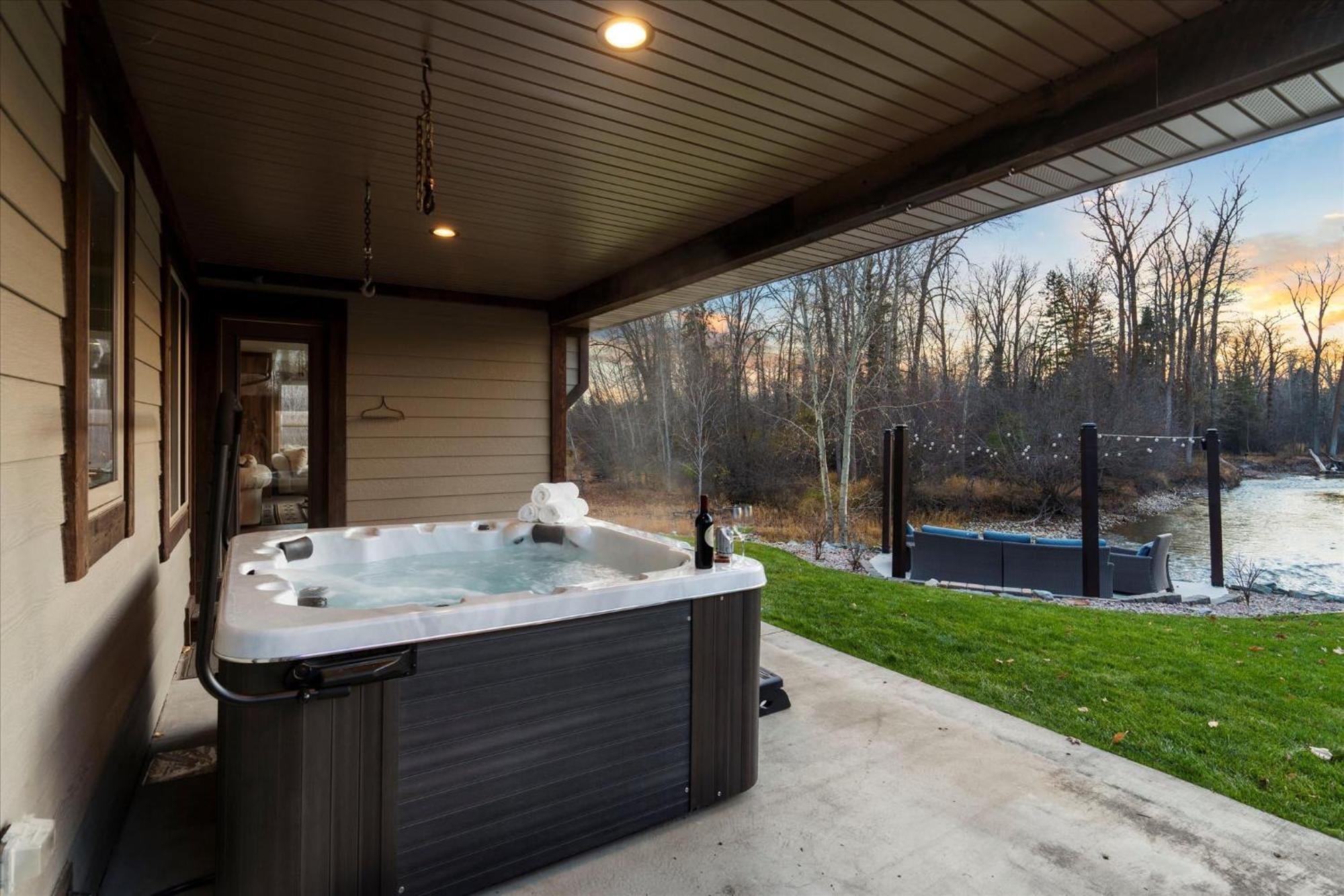 River's Edge Riverfront With Hot Tub Sauna & Game