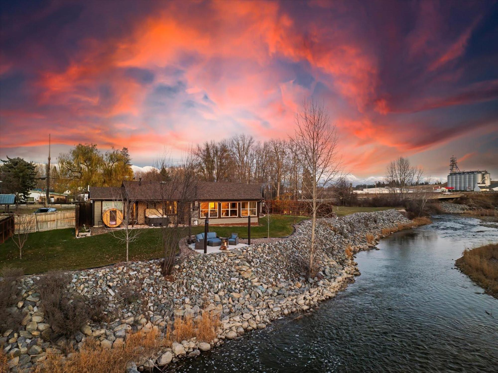 Holiday home River's Edge Riverfront With Hot Tub Sauna & Game