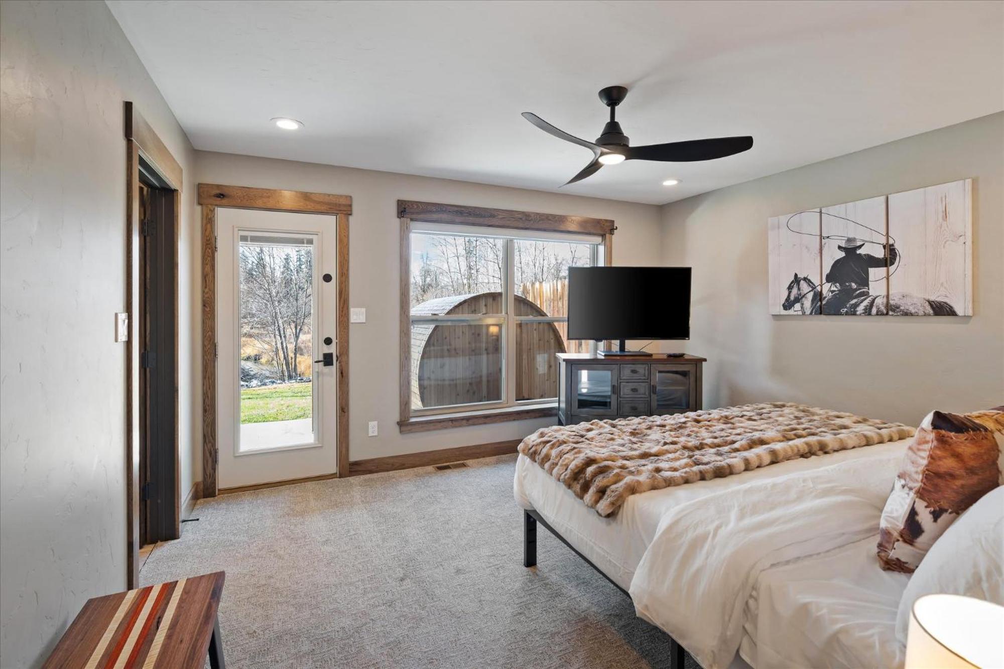 River's Edge Riverfront With Hot Tub Sauna & Game Holiday home Kalispell