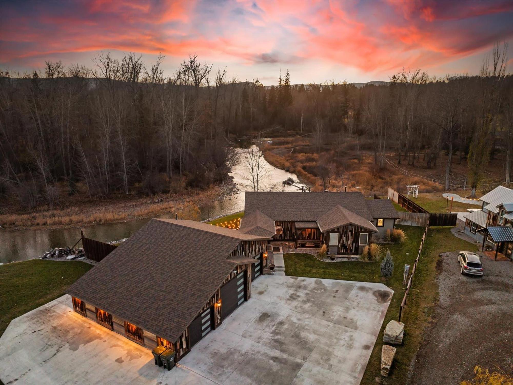 River's Edge Riverfront With Hot Tub Sauna & Game Holiday home Kalispell