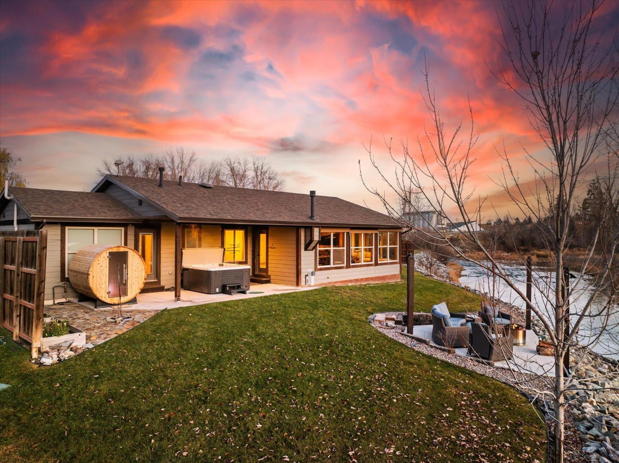 River's Edge Riverfront With Hot Tub Sauna & Game