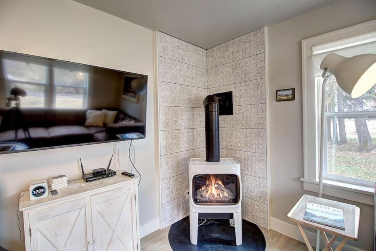 Modern Farmhouse- Conveniently Located In Kalispel Holiday home