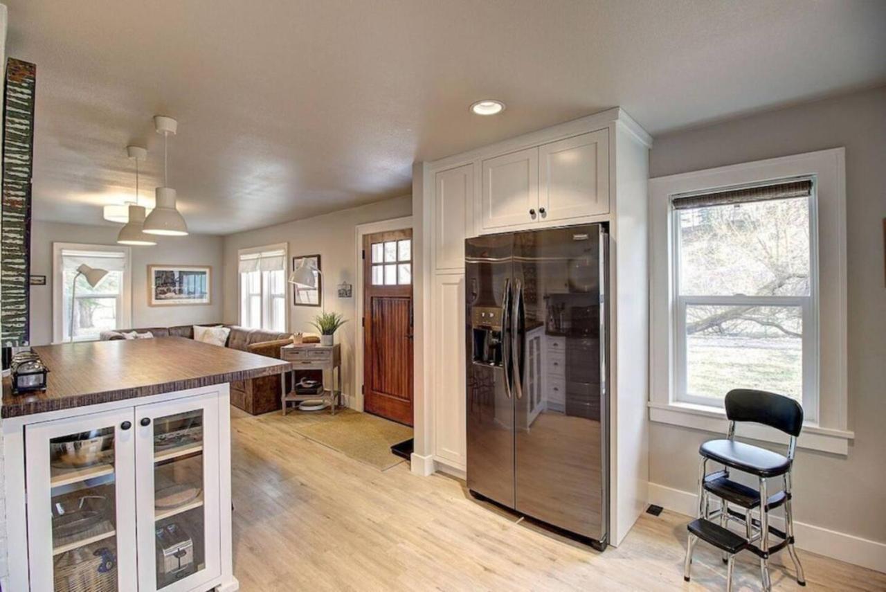 Modern Farmhouse- Conveniently Located In Kalispel