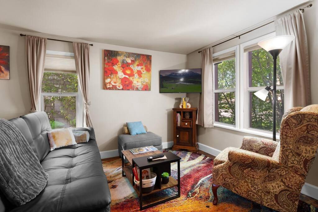 Charming And Cozy Private Walking Distance To Downtown