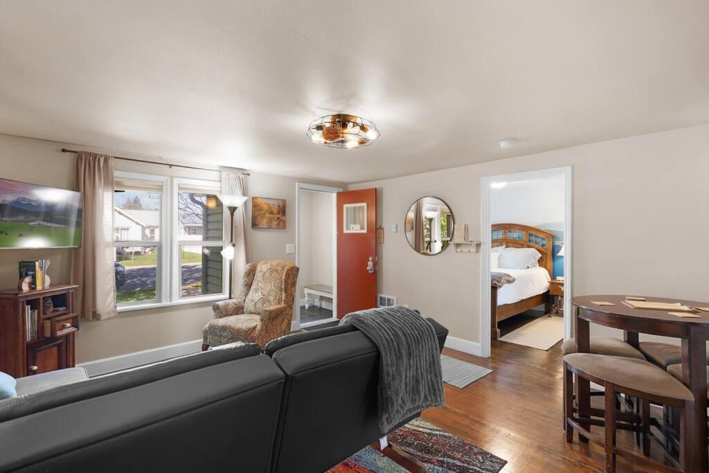 Charming And Cozy Private Walking Distance To Downtown *