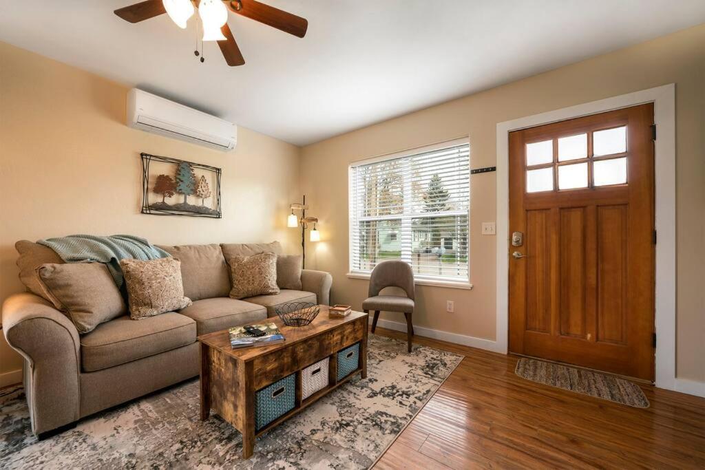 Winter Rates Special! Forever 4th St 2 Bd, Full Ba Apartment *