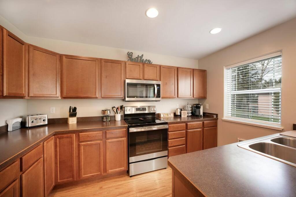 Winter Rates Special! Forever 4th St 2 Bd, Full Ba Apartment