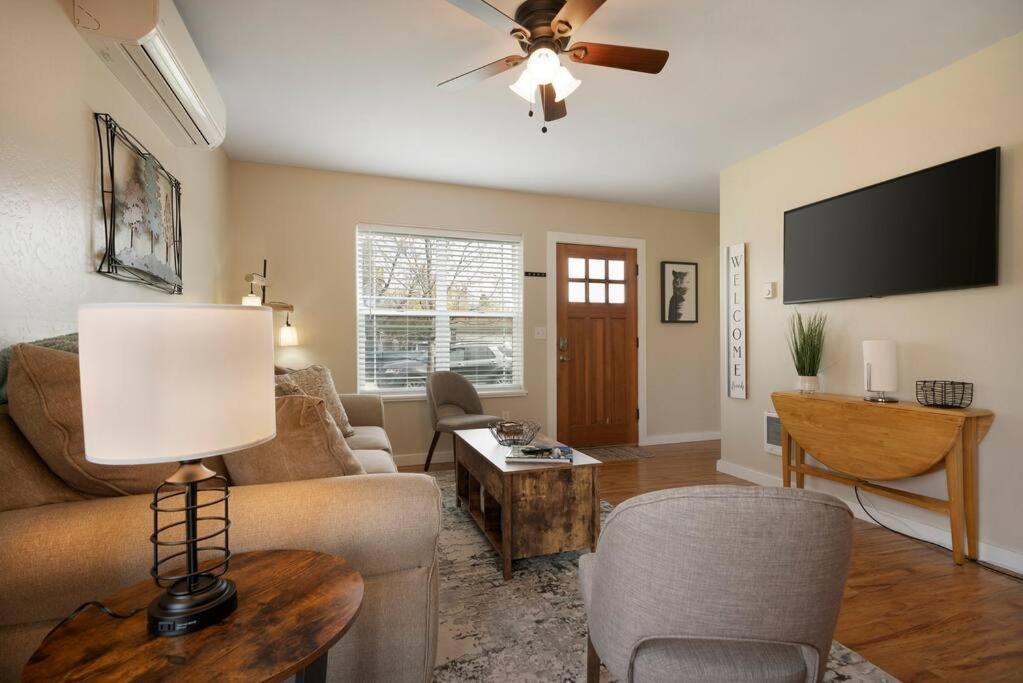 Winter Rates Special! Forever 4th St 2 Bd, Full Ba Apartment *