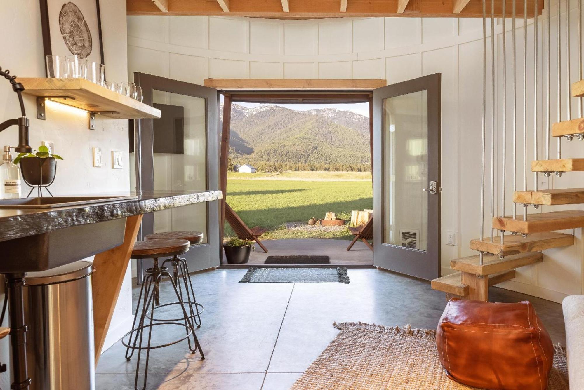 Farm stay Clark Farm Silos - 5 Silo Mountain View Retreat *
