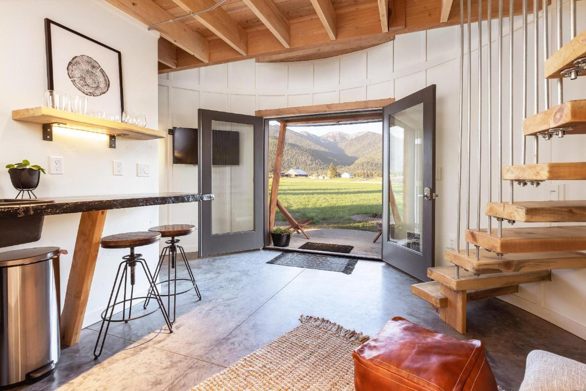 Clark Farm Silos - 5 Silo Mountain View Retreat Farm stay Kalispell
