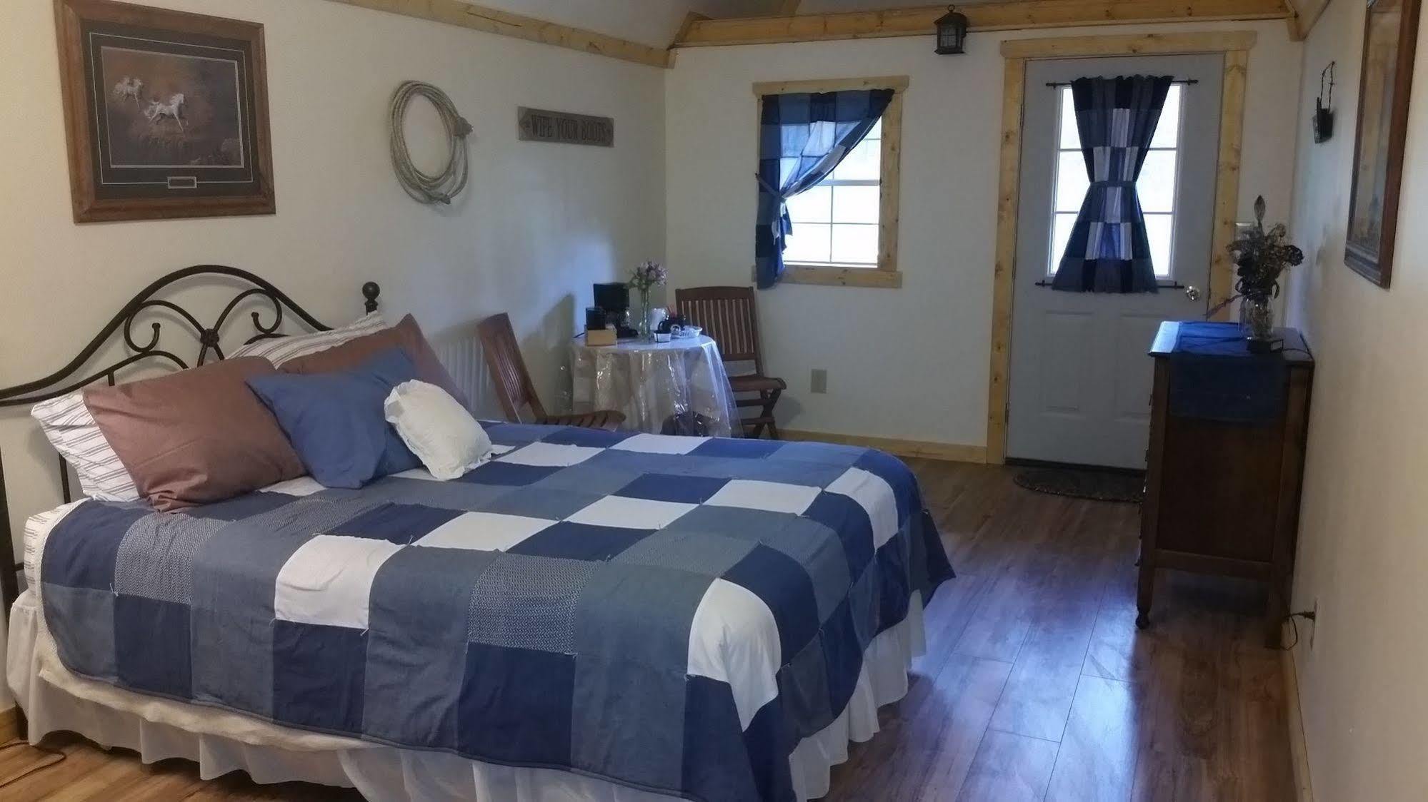 Bed & Breakfast Lonesome Dove Ranch 2*