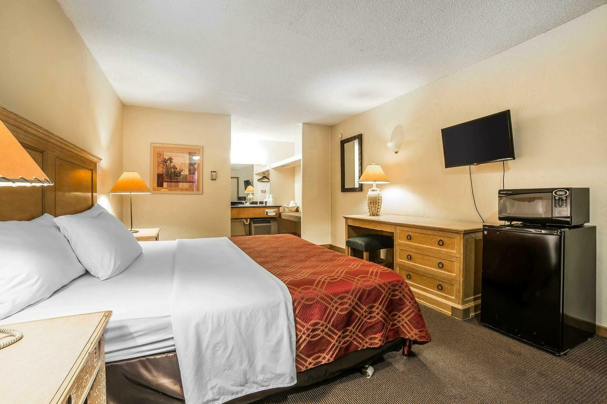 Econo & - Glacier National Park Gateway Motel Kalispell