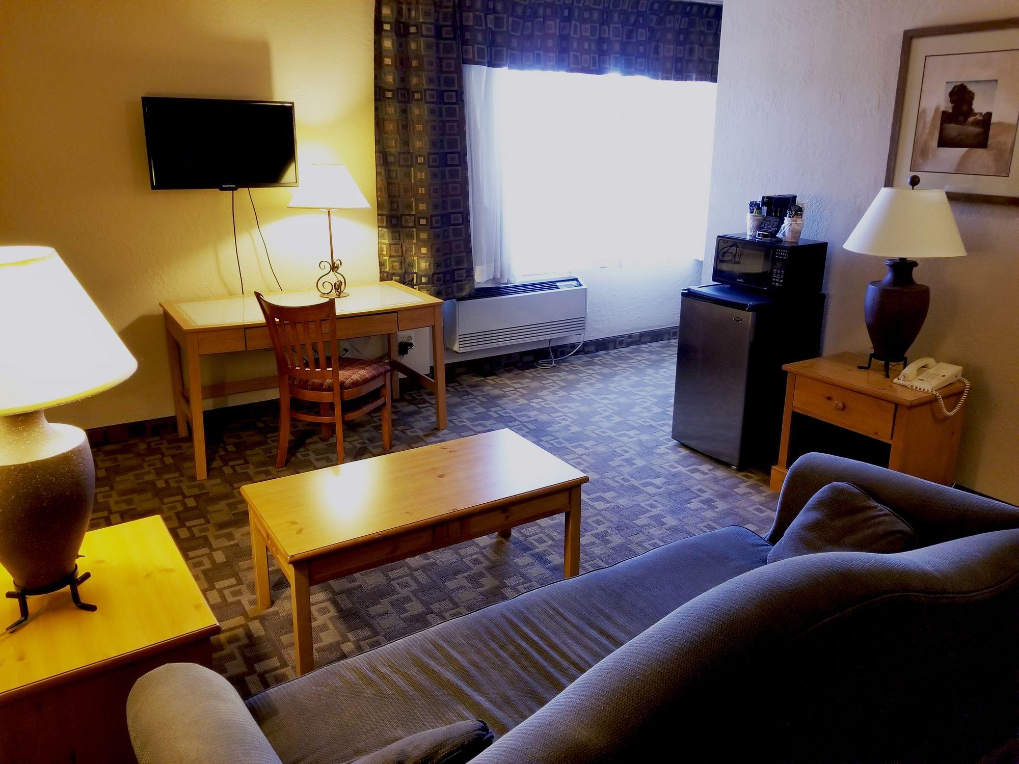 Hotel Fairbridge Inn, & Outlaw Conference Center - 2*