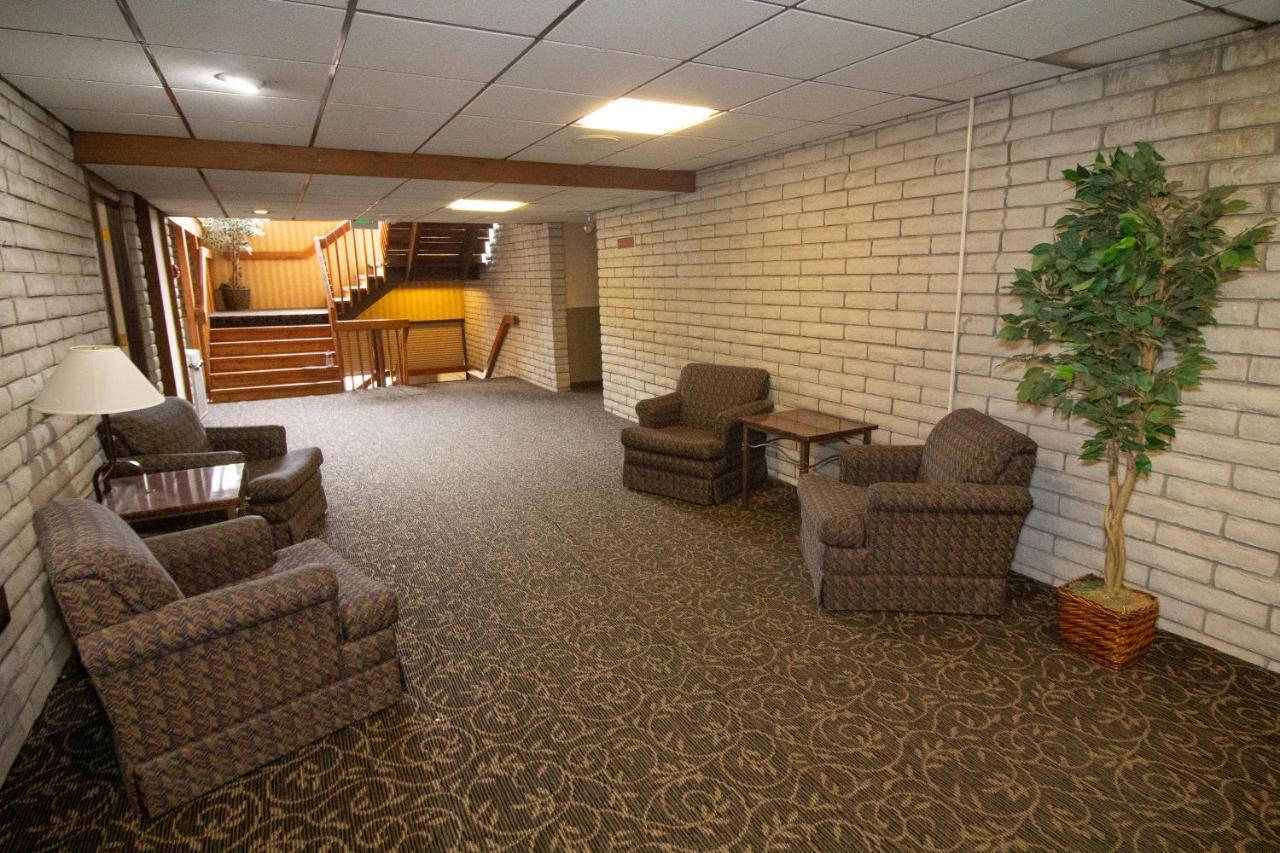 Hotel Fairbridge Inn, & Outlaw Conference Center - 2*