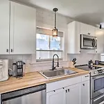 Luxe Glacier Getaway Walk To Downtown Kalispell!