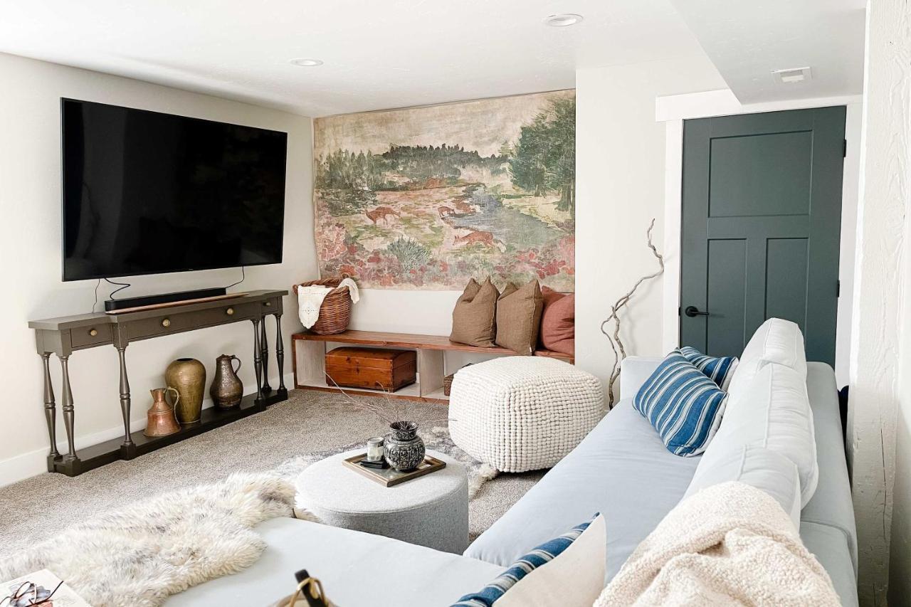 Luxe Glacier Getaway Walk To Downtown Kalispell! Holiday home