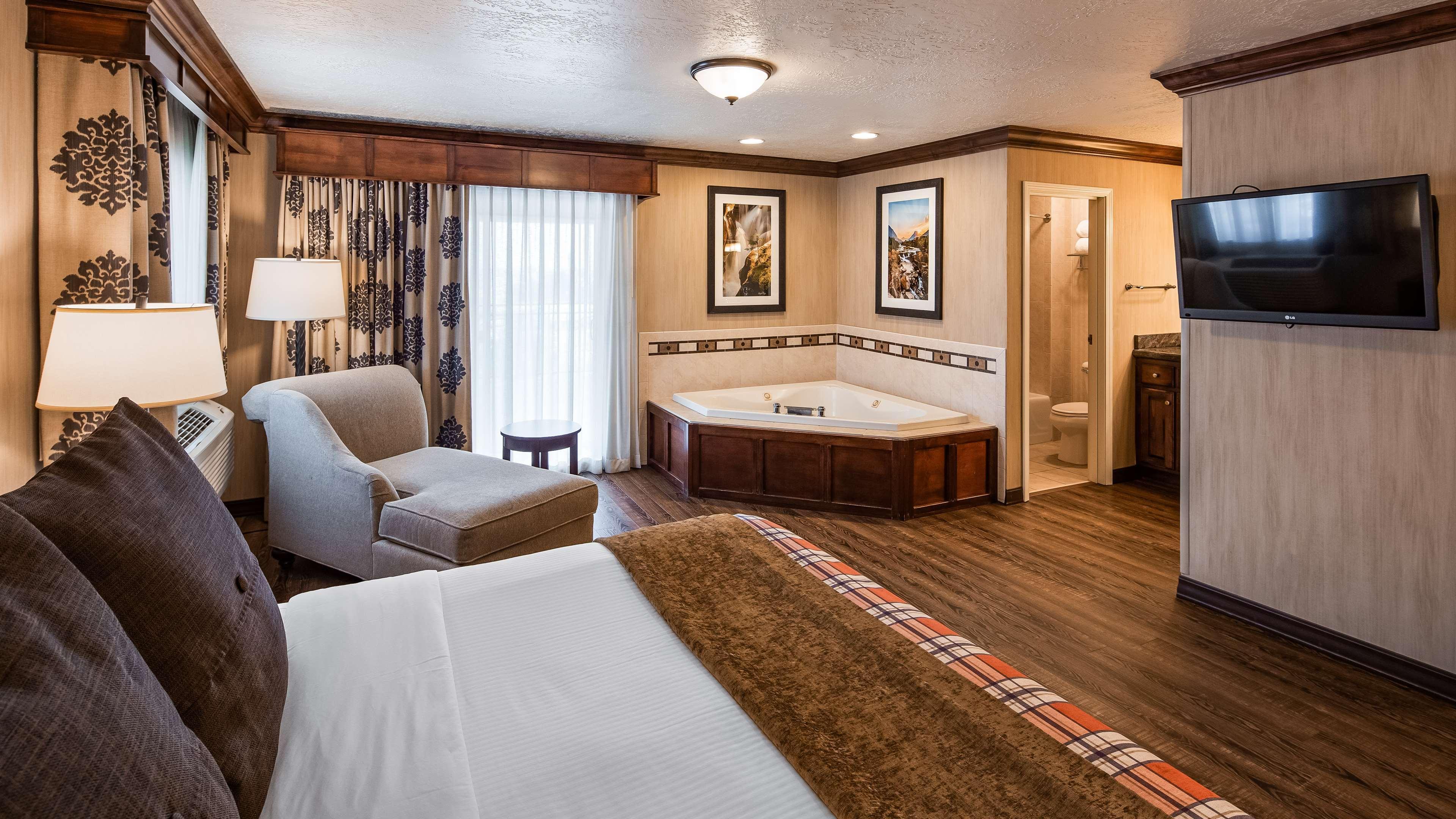 Western Flathead And Hotel 3*